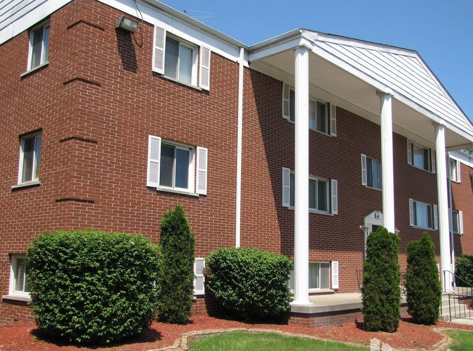 Mount Vernon Arms Apartments — Photo 2