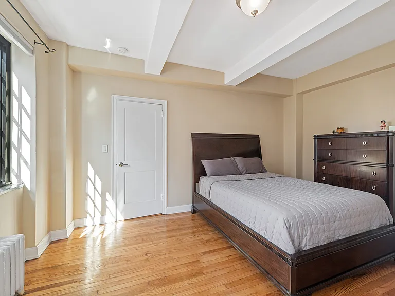 211 E 35th St #10G — Photo 7