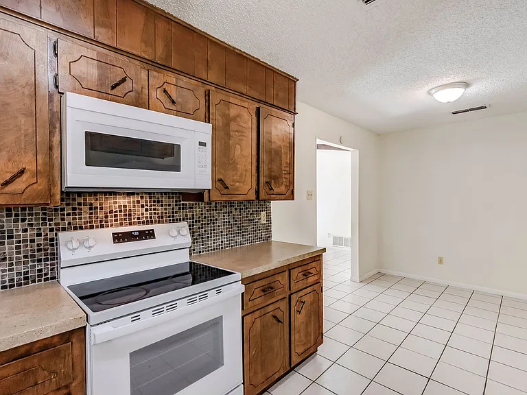 2404 Andover Dr — Photo 14