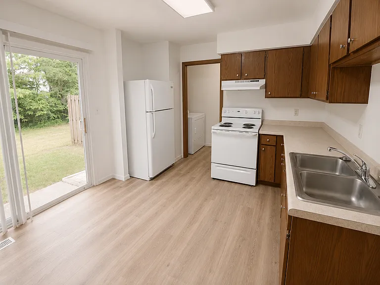 660 E Lakeside Dr — Photo 1