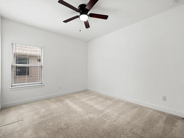 1911 Golden Leaf Dr — Photo 29