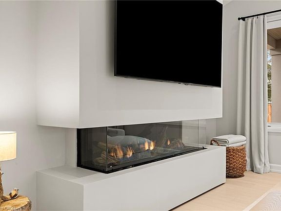 5th image of 27 Maple Leaf Ave S