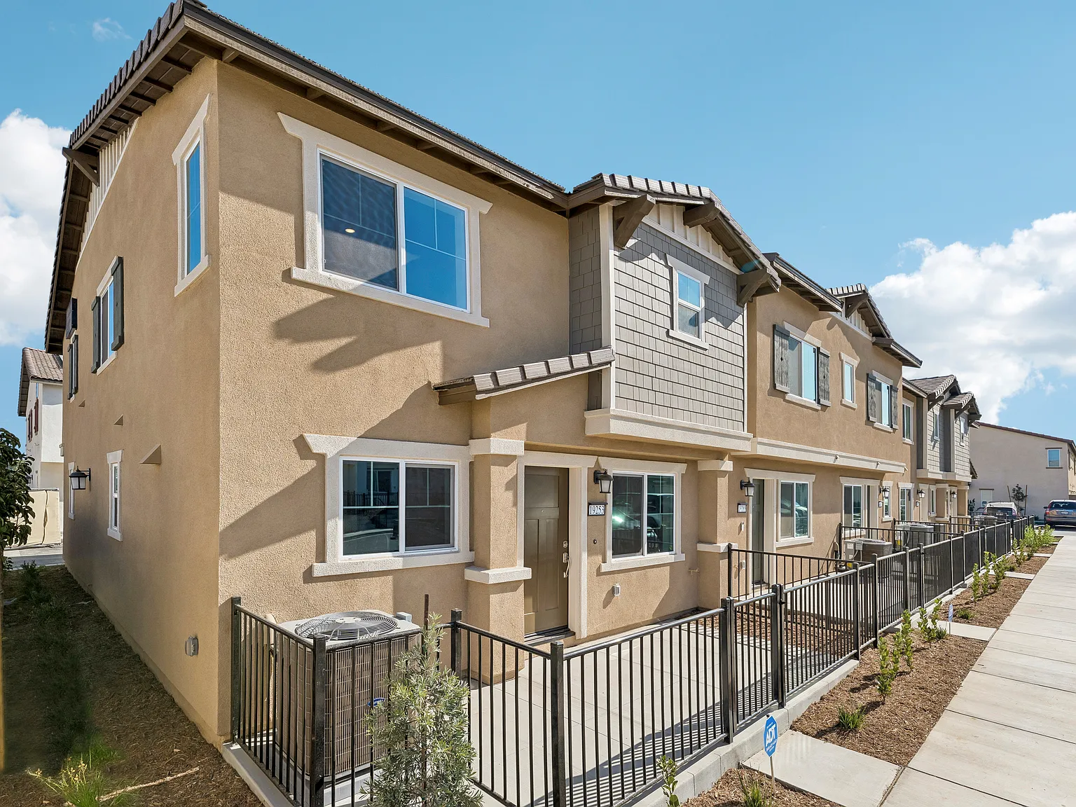 3 bed, 2.5 bath, 1257 sqft, $3,600 — Photo 3