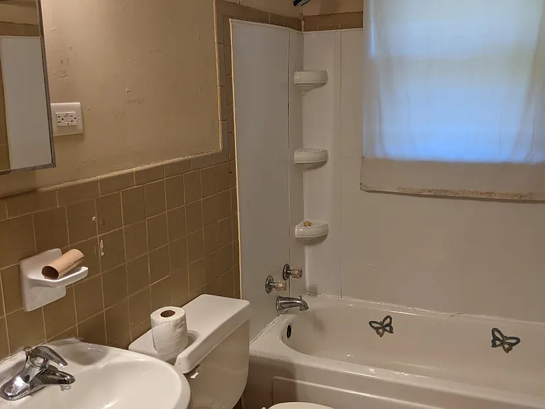 125 Whiteside St — Photo 11
