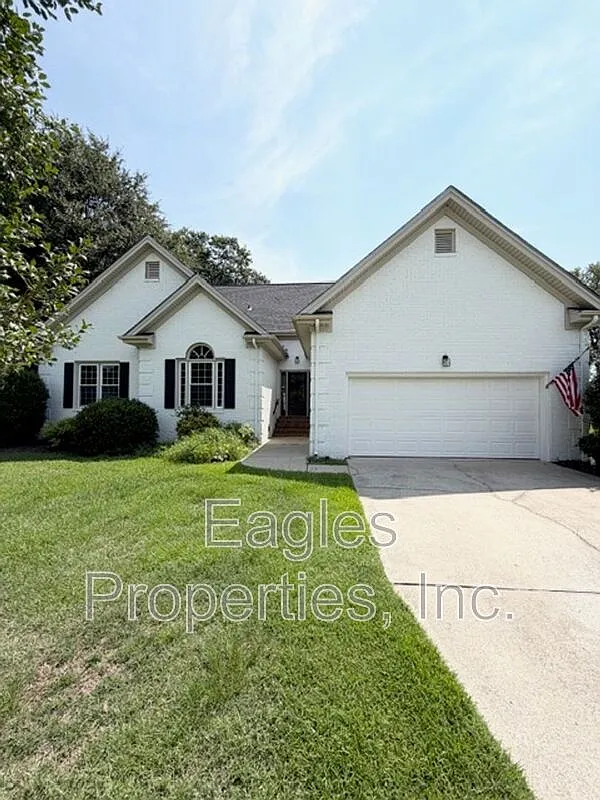 3 bed, 2.0 bath, 2351 sqft, $2,500 — Photo 1
