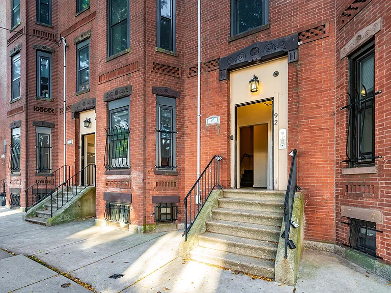 90 Hammond St #2L — Photo 5