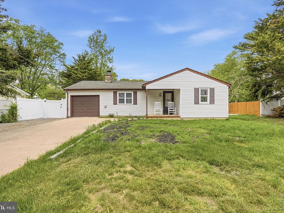 1st image of 404 Cedar Dr