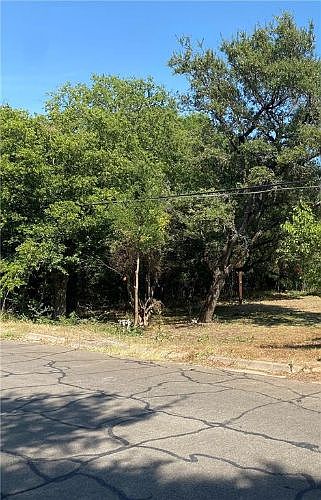 2nd image of 3601 Kendall Ln