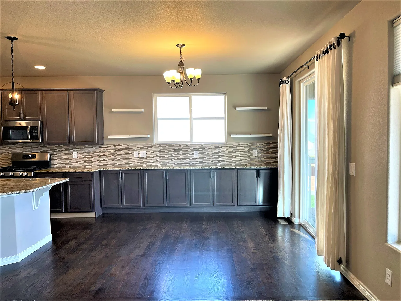 5 bed, 3296 sqft, $2,879 — Photo 4