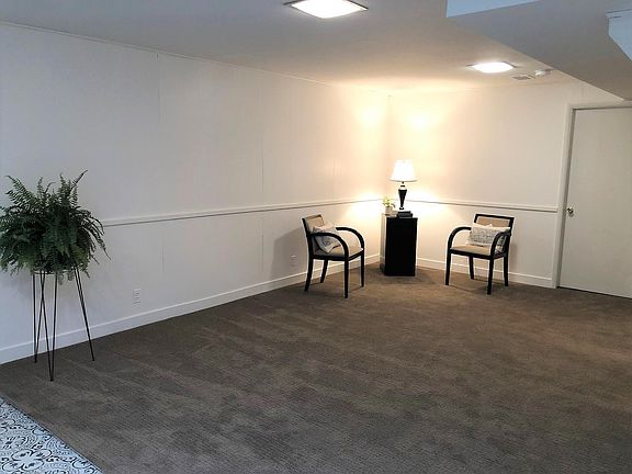Large livingroom with newer carpet.