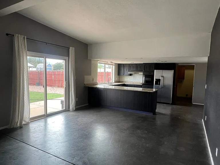 1028 Heather Dr — Photo 3