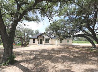 1114 Hummingbird Ln, Adkins, TX 78101