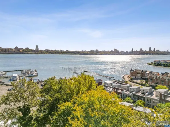 1375 River Rd APT 5M, Edgewater, NJ 07020