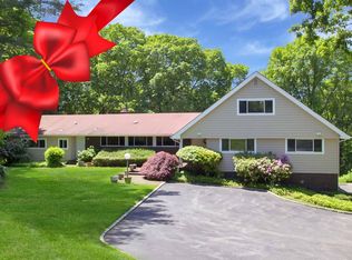 7 Pioneer Ct, Dix Hills, NY 11746