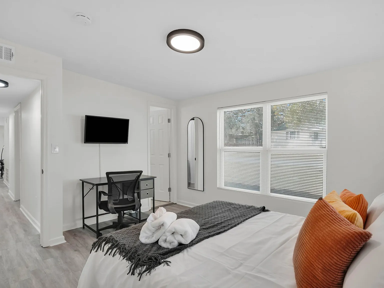 5 bed, 2300 sqft, $5,500 — Photo 4