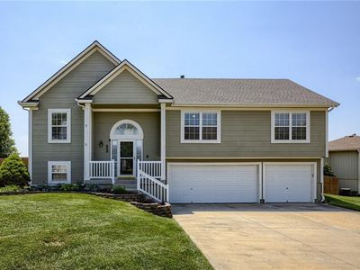908 Colonial Dr, Pleasant Hill, MO, 64080