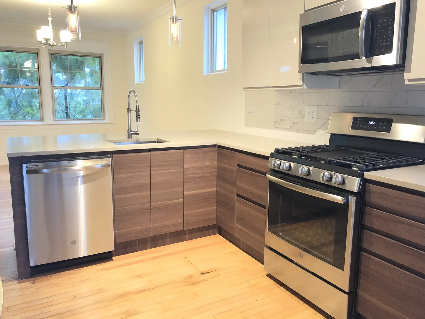 3-Bedroom Penthouse Near Lakefront — Photo 2