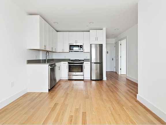 3rd image of 4511 Broadway APT 4A