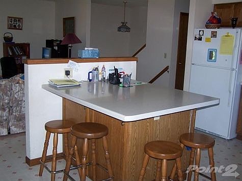 702 Love Ln breakfast bar