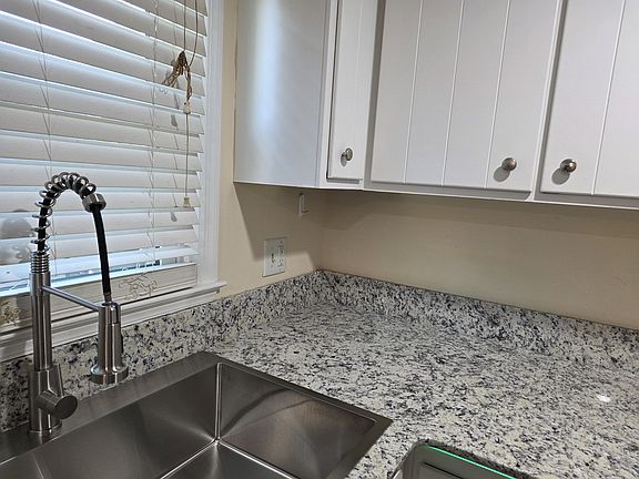 5th image of 3484 Sutherland Dr