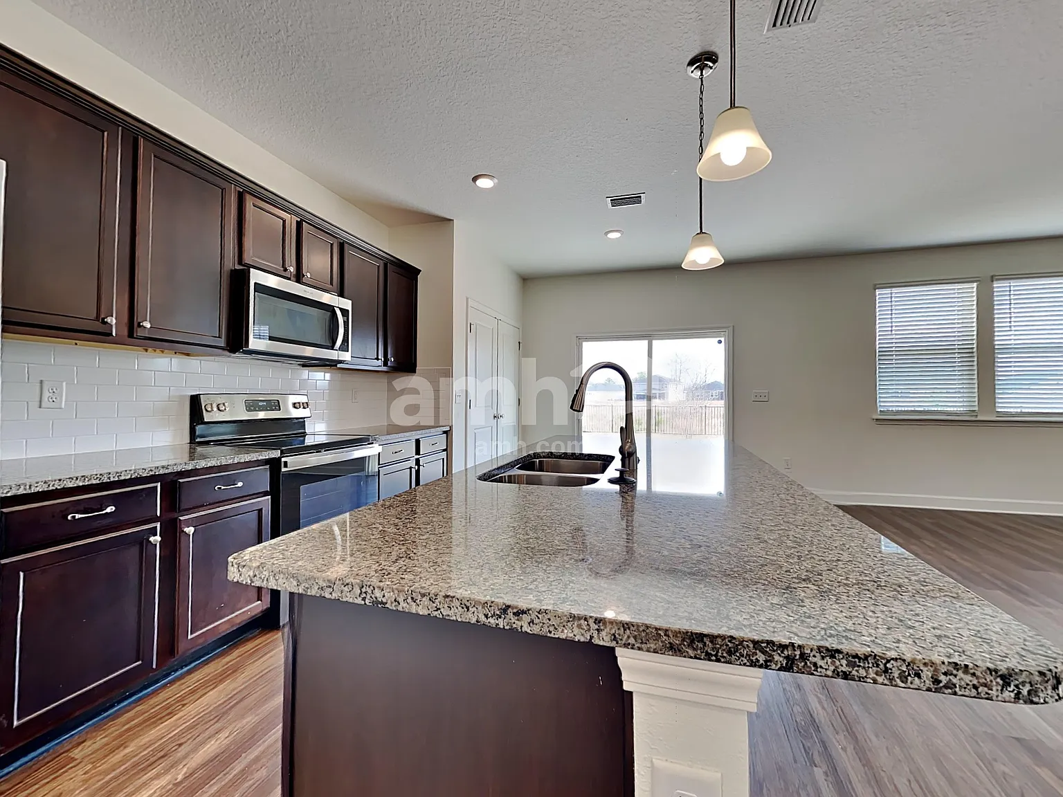 4 bed, 2.5 bath, 1977 sqft, $2,205 — Photo 4
