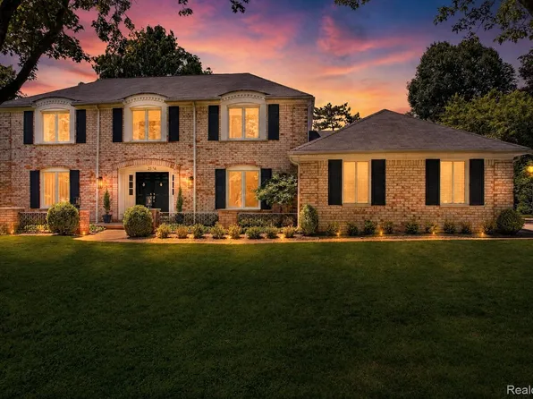 2574 Fox Chase Rd, Troy, MI 48098