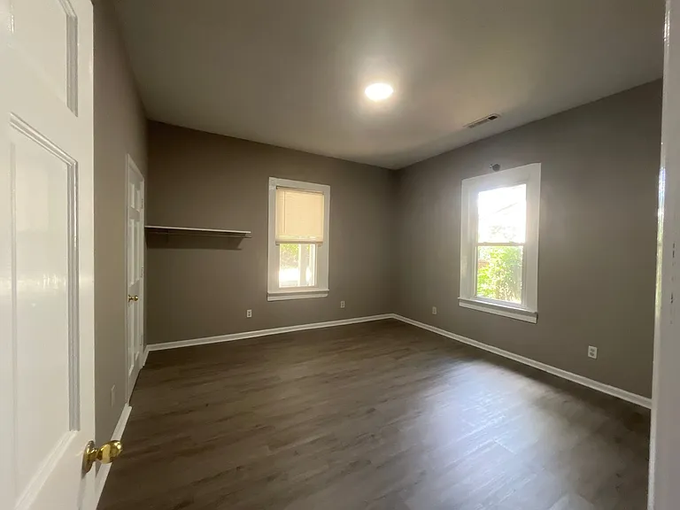319 E Broadway St — Photo 5