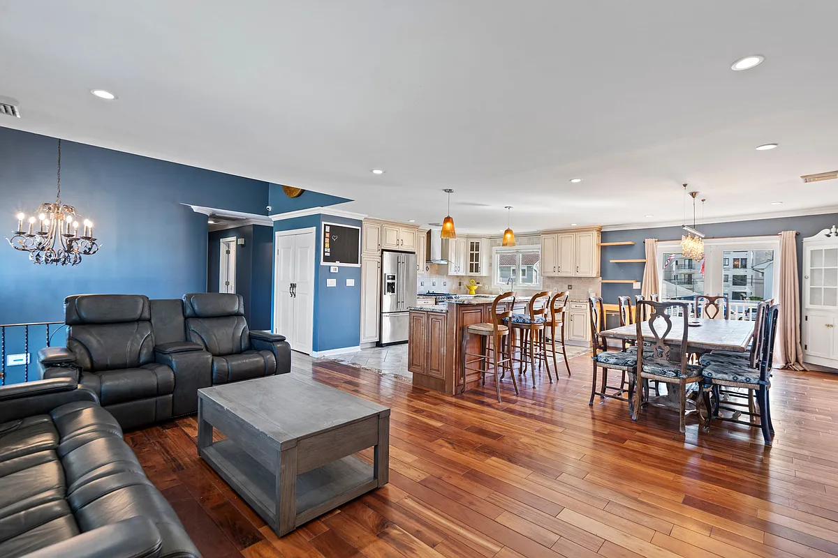 Building Photo - 539 Nassau Ave #A