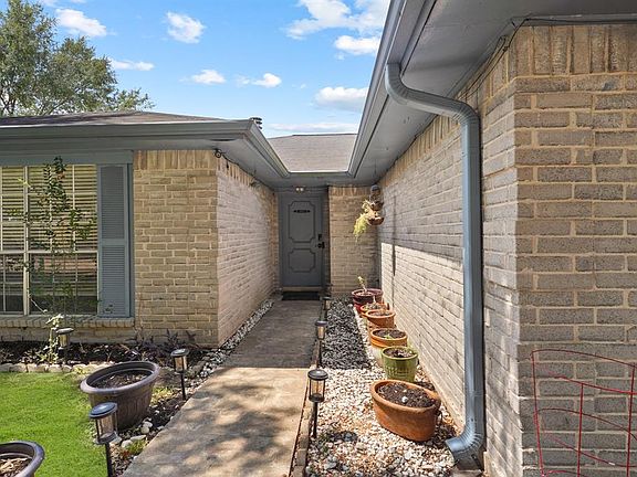 3rd image of 522 Oakdale Drive