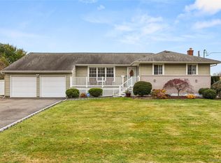 6 Sunny Ln, Bay Shore, NY 11706