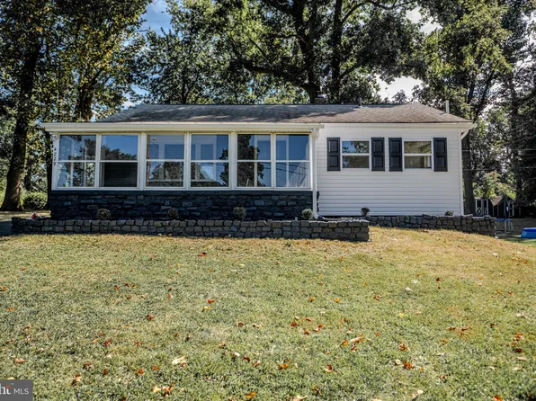 4229 Park Ln, Aston, PA 19014