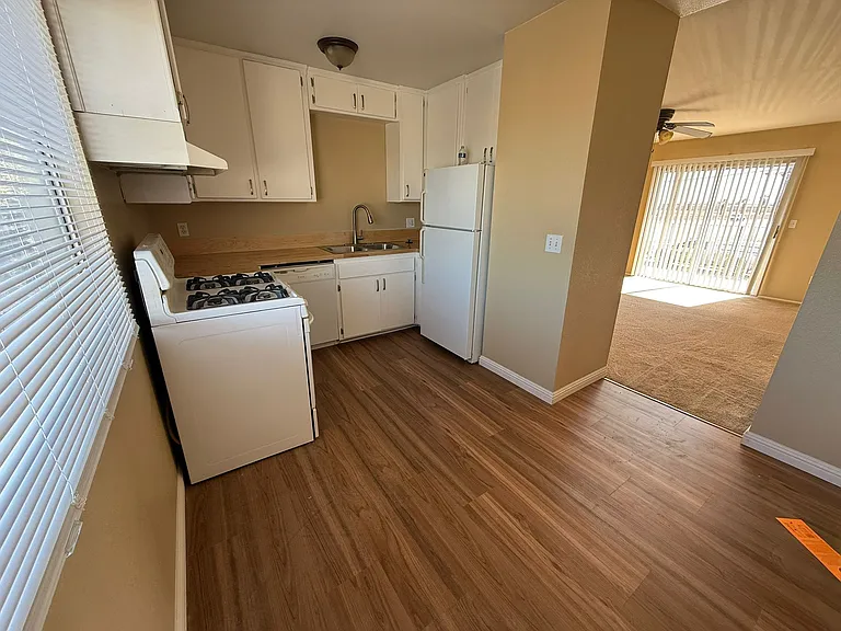 103 E 2nd St #4 — Photo 4