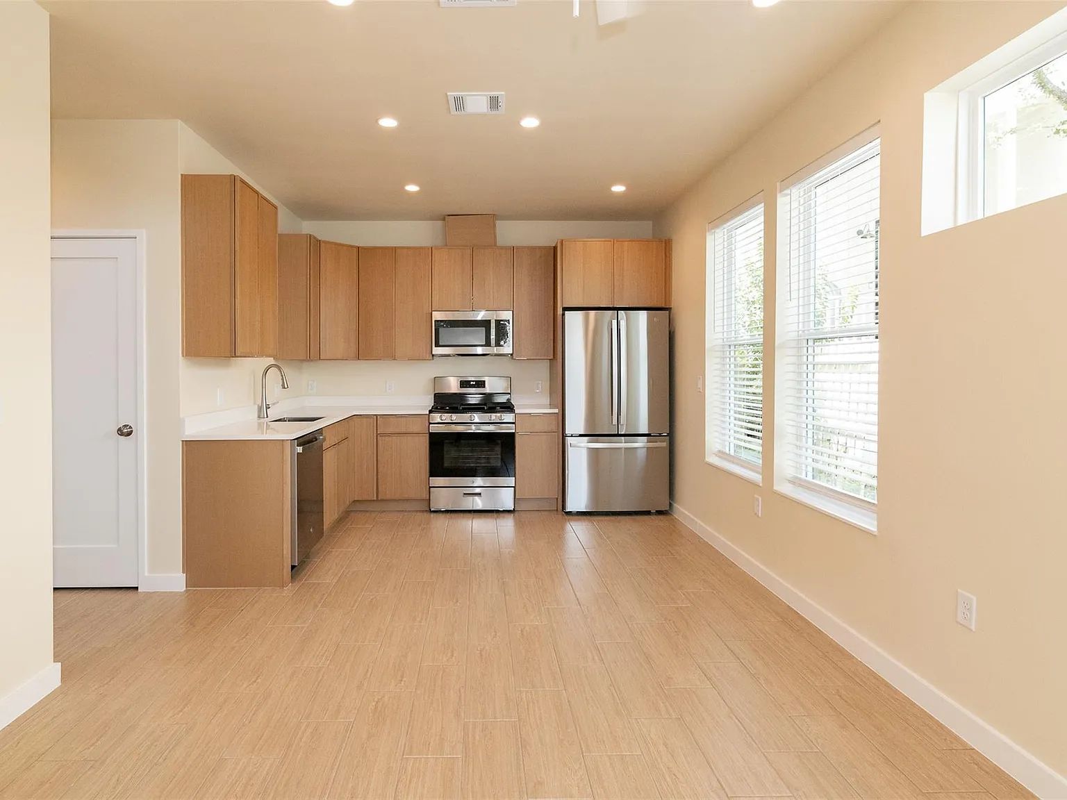 3 bed, 3.0 bath, 1026 sqft, $3,000 — Photo 3