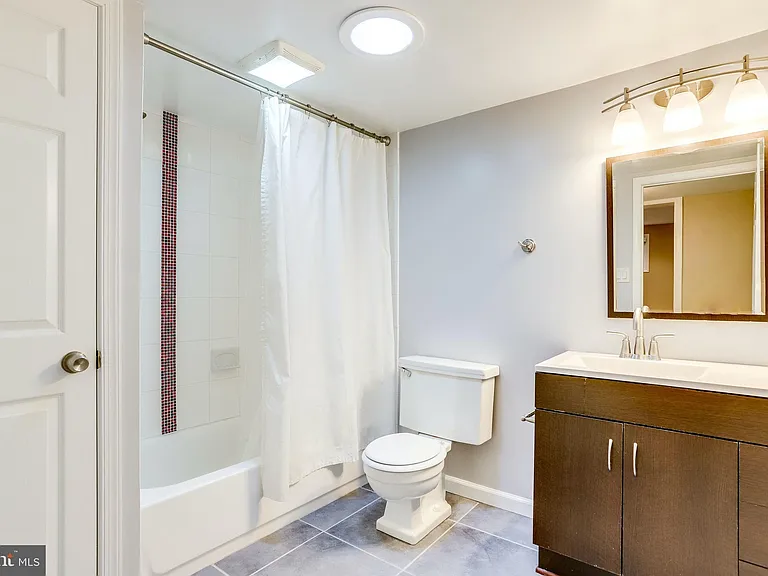 4894 Williamsburg Blvd — Photo 36