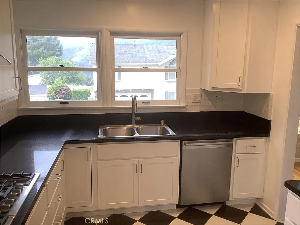 3 bed, 1700 sqft, $5,000 — Photo 4