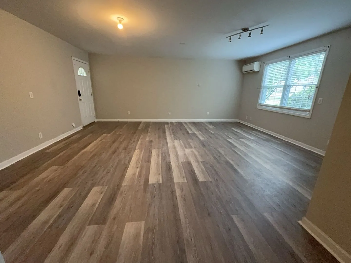 3 bedroom with fenced backyard — Photo 2