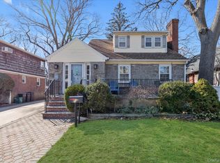 81 Stuart St, Lynbrook, NY 11563