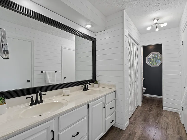 4690 Lindbergh Dr — Photo 40