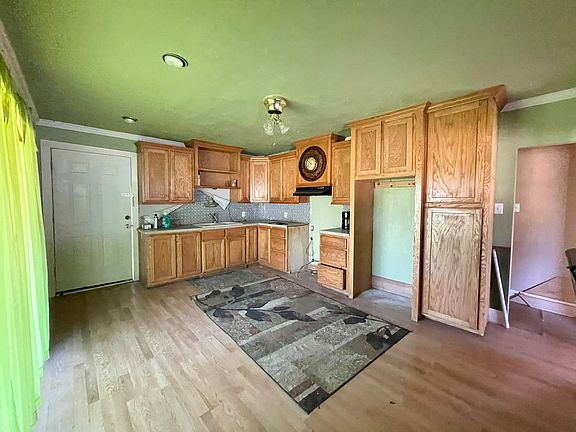 4th image of 409 E 1st St