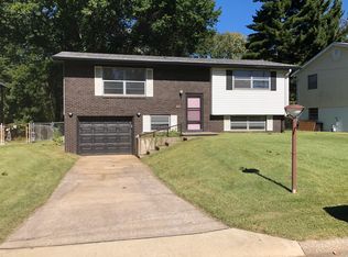 324 Hand Dr, Godfrey, IL 62035