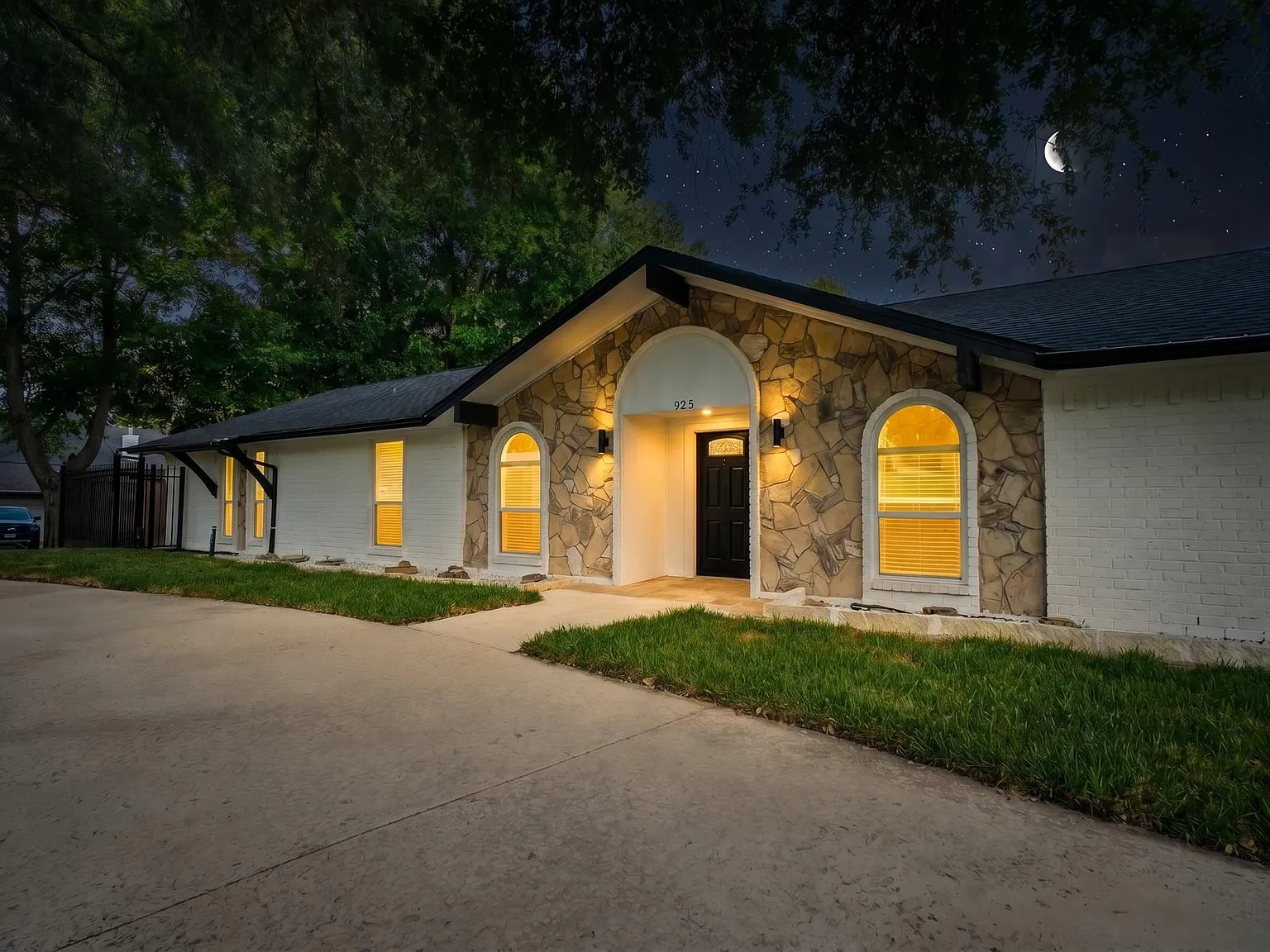 5 bed, 2417 sqft, $3,700 — Photo 2