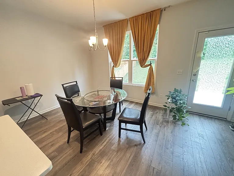 531 Montrose Dr — Photo 2