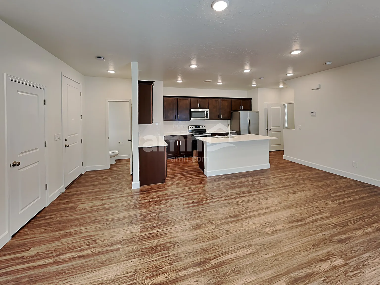 5 bed, 3.5 bath, 2400 sqft, $4,165 — Photo 4