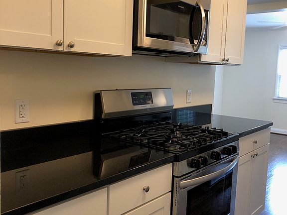3rd image of 826 N Woodlawn Ave