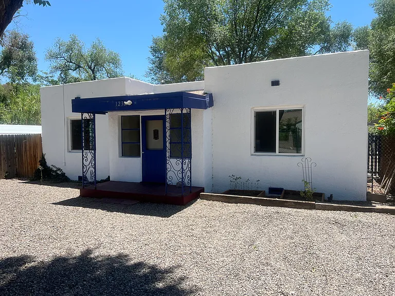 1230 Montrose Pl SW — Photo 3