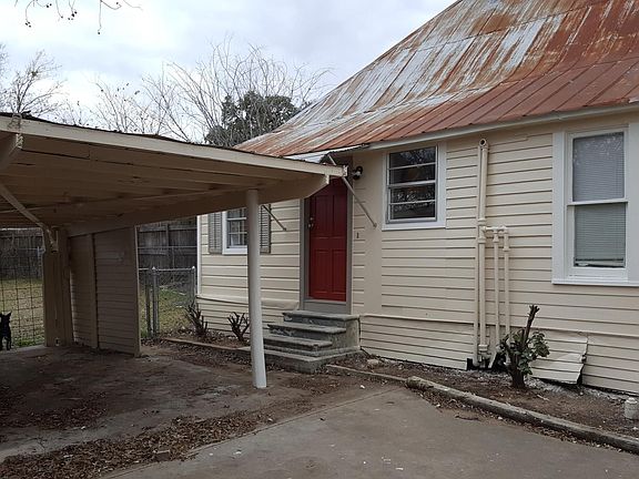 2 car carport, with small attached shed. Lovely backyard for a dog to enjoy or kids to play.