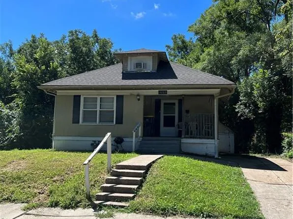3203 E 68th St, Kansas City, MO 64132