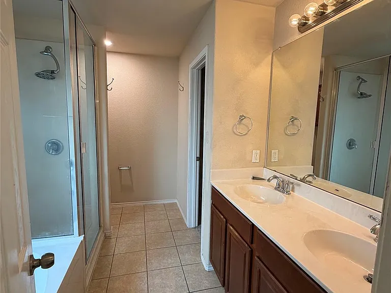 904 Gentry Dr — Photo 7