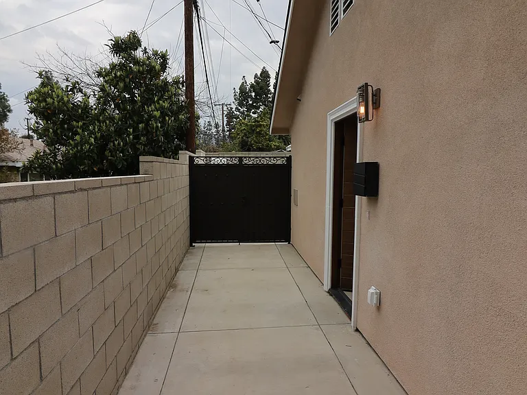 205 W Nubia St #A — Photo 2
