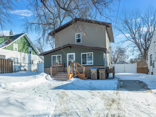 714 10th St NE, Minot, ND 58703